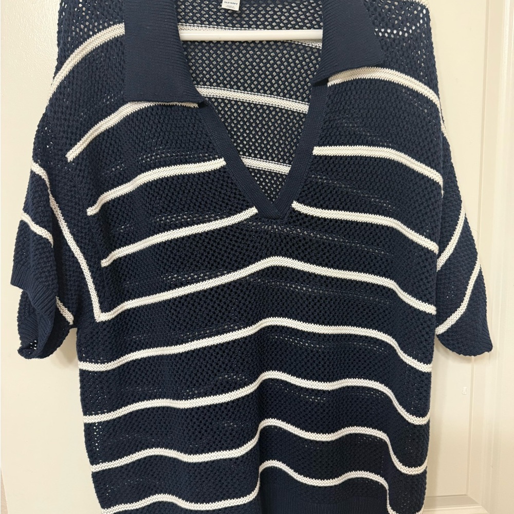Old Navy Women's V-Neck Sweater in Navy and White